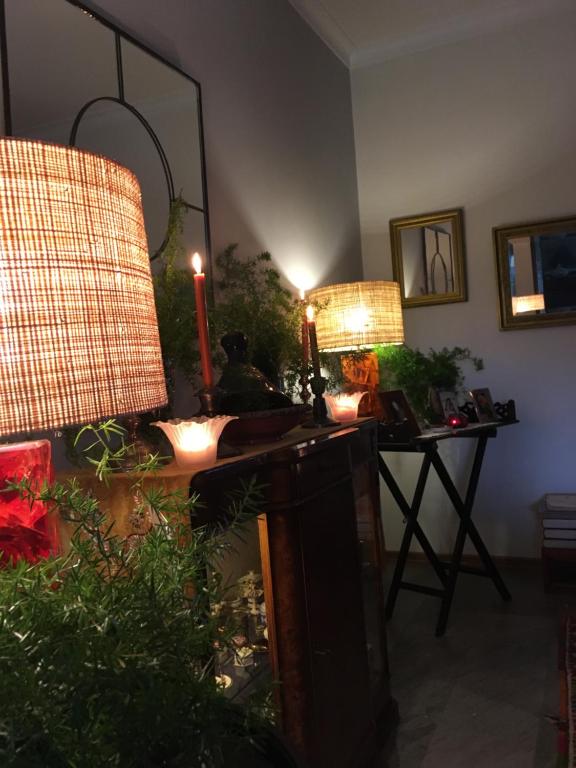 a room with two lamps and a table with a mirror at A Casa do Lagar in Azeitao