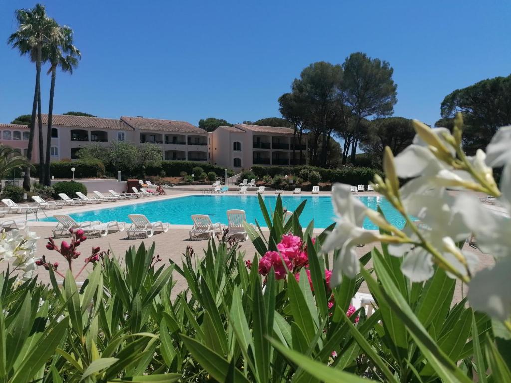 a view of the pool at a resort with flowers at Résidence Golfs de Valescure 9 in Saint-Raphaël