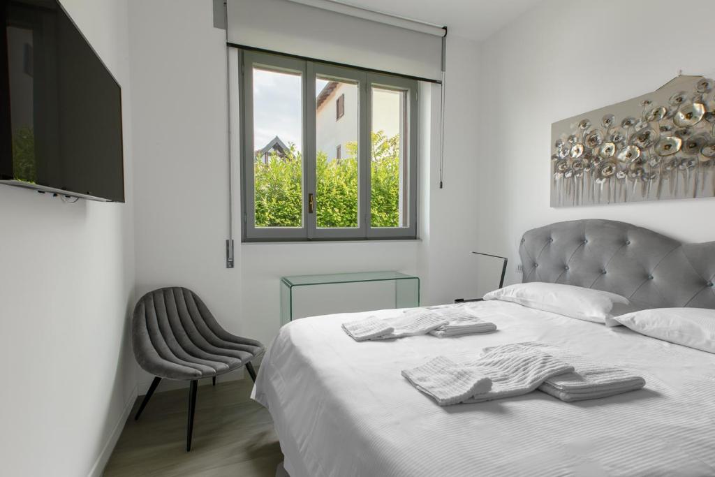 Postel nebo postele na pokoji v ubytování Un sogno sul lago Home Relax