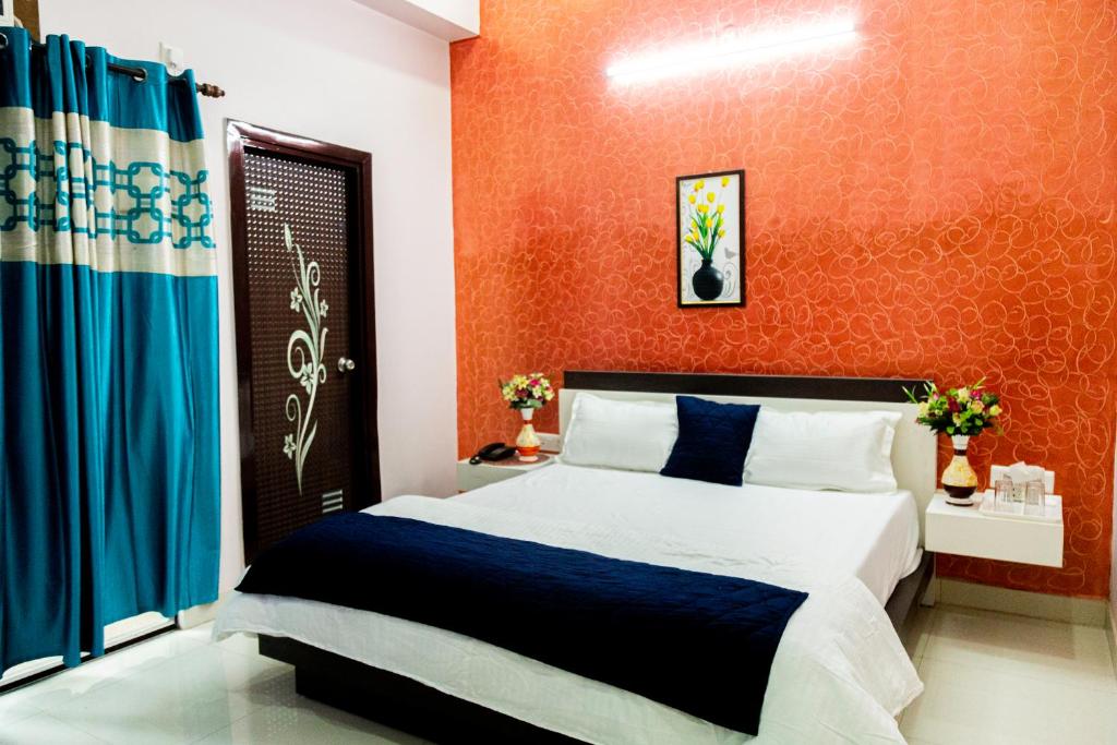Postel nebo postele na pokoji v ubytování Jagdambey Hotel