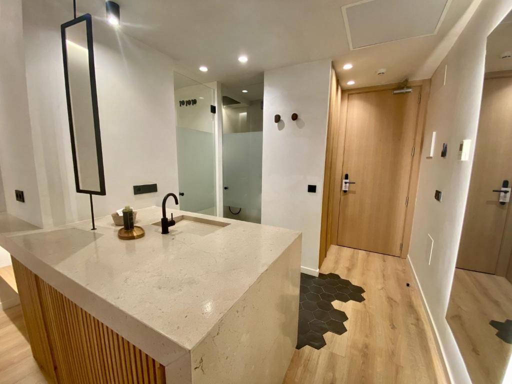 Koupelna v ubytování S´Estancia Suites