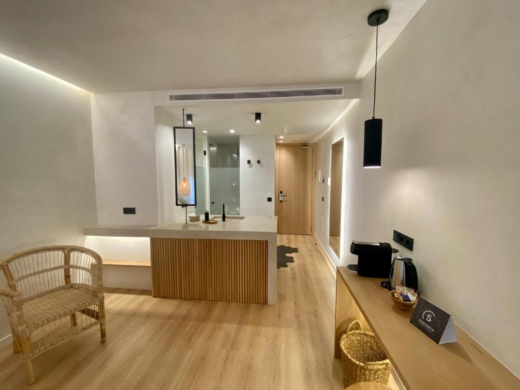 TV a/nebo společenská místnost v ubytování S´Estancia Suites