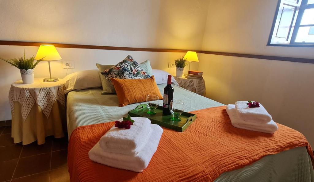 Una habitación de hotel con dos camas con toallas. en Vivienda Vacacional Finca Monterrey Mazo, en Mazo