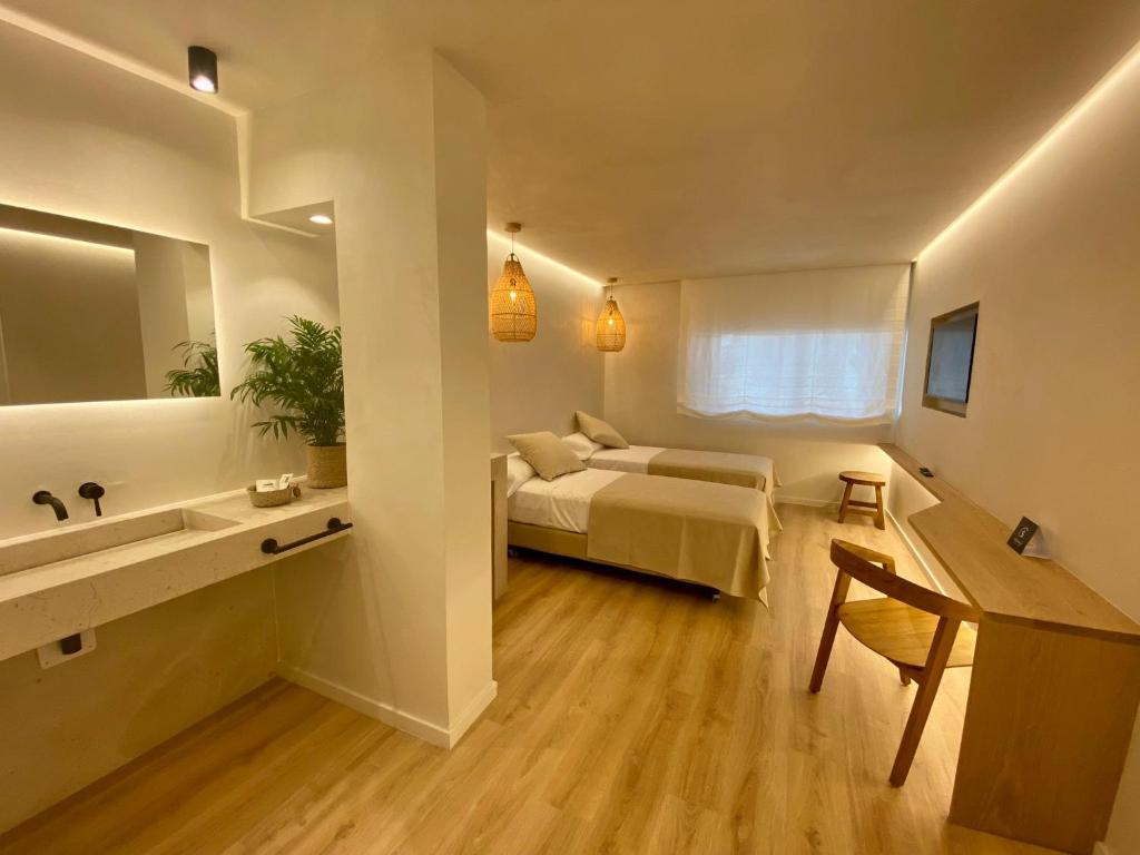 Postel nebo postele na pokoji v ubytování S´Estancia Suites