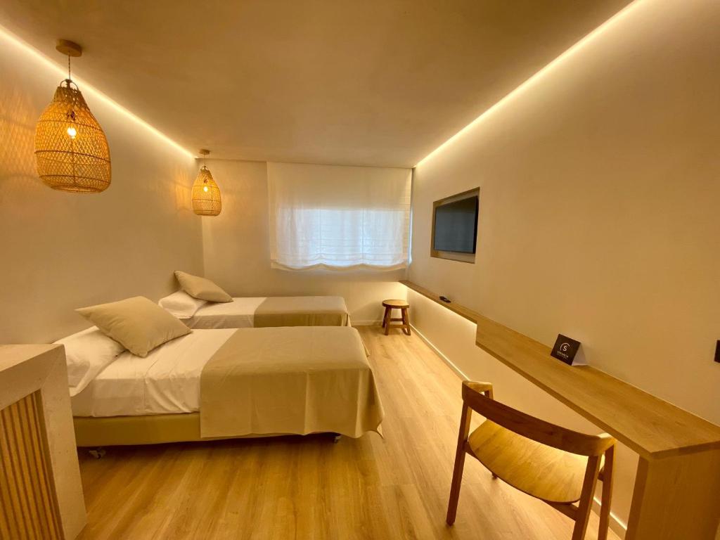 Postel nebo postele na pokoji v ubytování S´Estancia Suites
