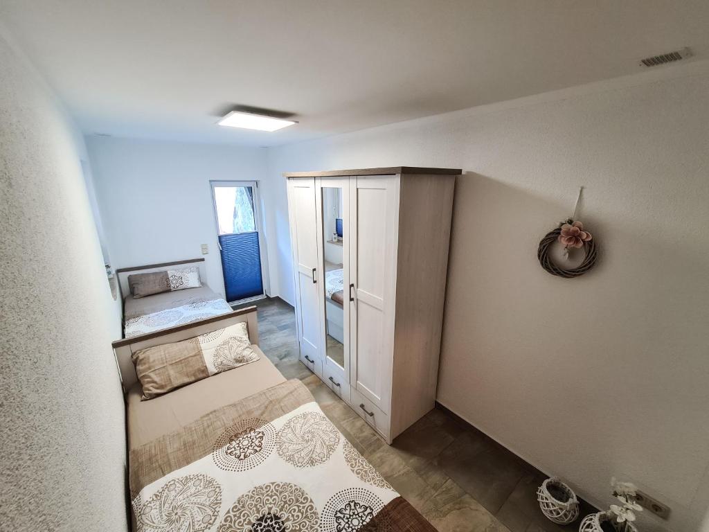 Dormitorio pequeño con cama y armario en Altstadt-FeWo-Freiberg en Freiberg