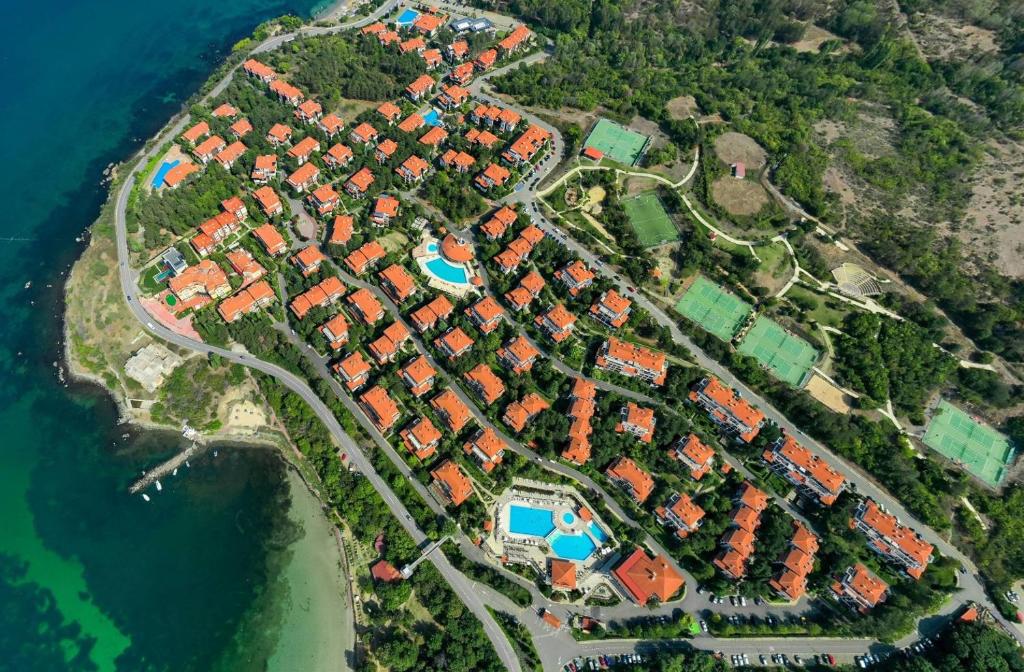 una vista aérea de un grupo de casas junto al agua en Quiet apartment with big terrace in Santa Marina with parking, en Sozopol