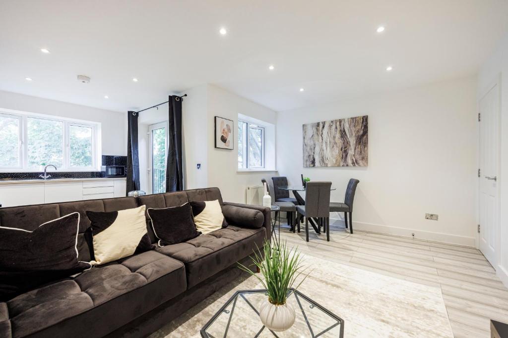 een woonkamer met een bank en een tafel bij Modern apartment -Perfect for Contractors & Families By Luxiety Stays Serviced Accommodation Southend on Sea in Southend-on-Sea