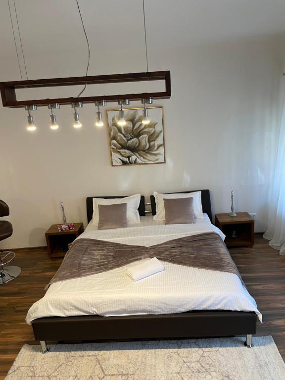 um quarto com 2 camas e uma cama grande sidx sidx sidx em Juist em Sibiu