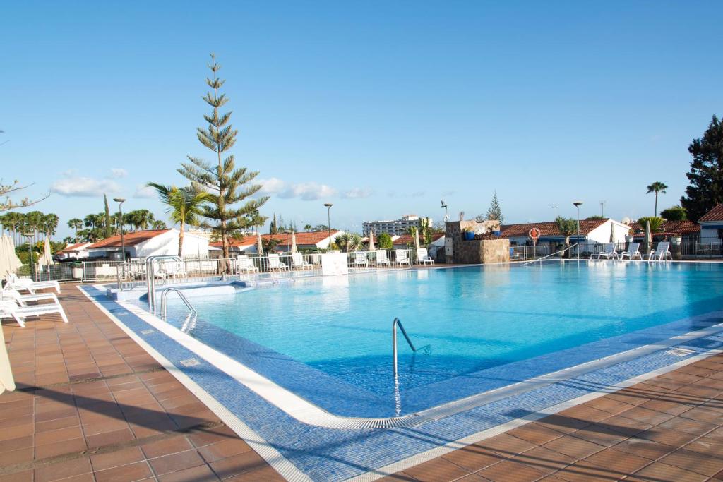 The swimming pool at or close to Bungalow Atos With Private Garden