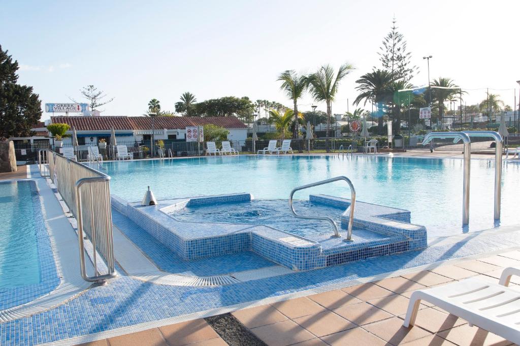The swimming pool at or close to Bungalow Atos With Private Garden