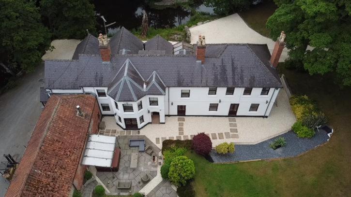 uma vista aérea de uma grande casa branca em Rainworth Lodge em Nottingham