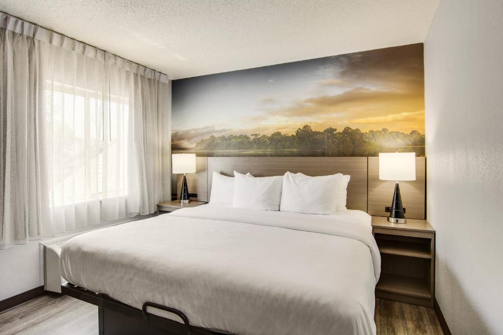 Clarion Pointe on the lake Clarksville-South Hill West - King Suite Met Bankbed - Niet Roken