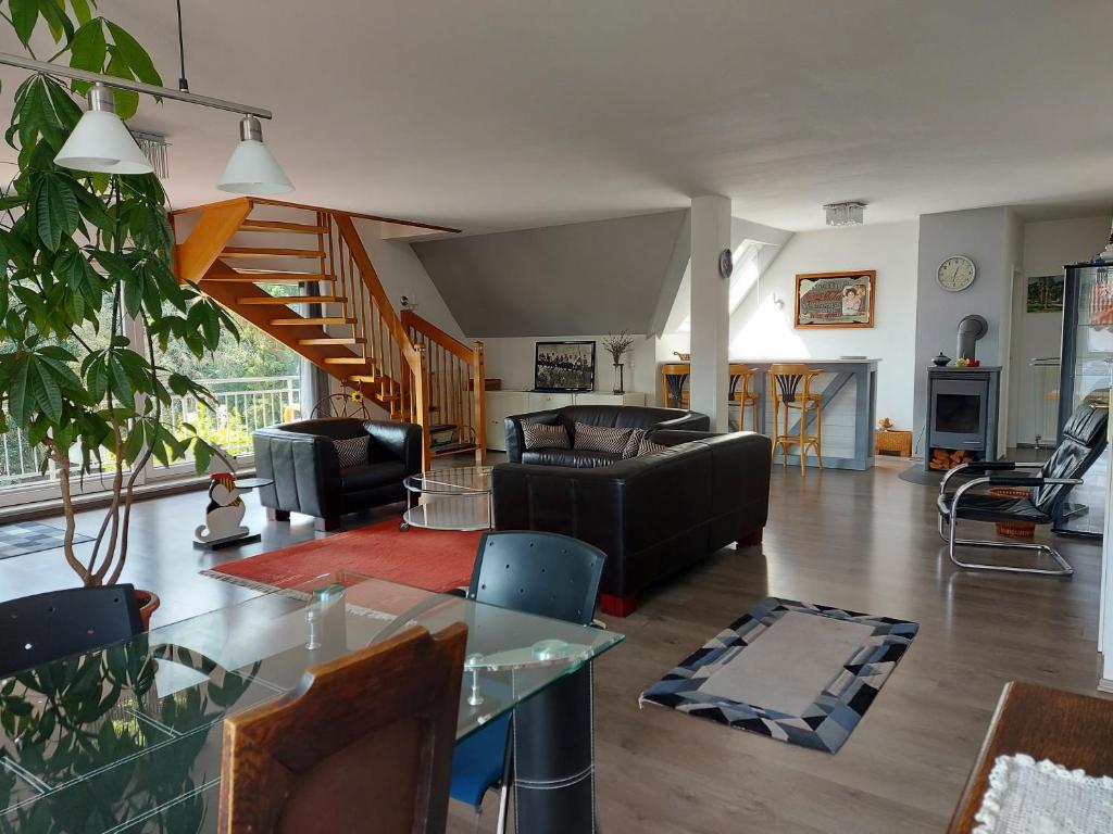 ein Wohnzimmer mit einem Sofa und einem Tisch in der Unterkunft Ferienwohnung Frankfurt in Neu-Anspach