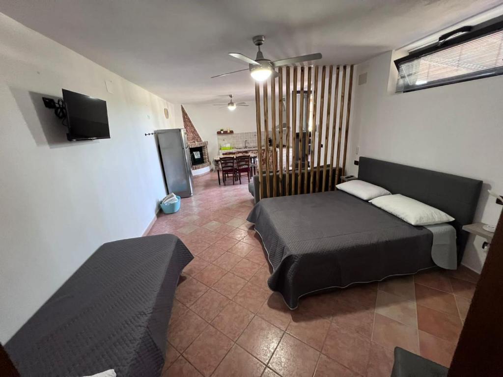 Habitación con cama, sofá y mesa. en Casanostra en San Vito Chietino