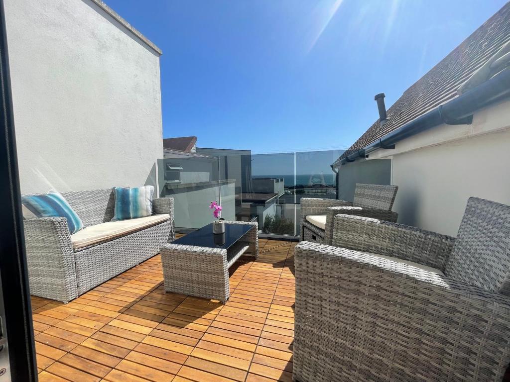 Μπαλκόνι ή βεράντα στο The Alice Apartment - by Coastline Retreats - Stunning Balcony Apartment with Sea Views - Alice in Wonderland Themed Secret Room - Luxury Copper Bath in Master Bedroom