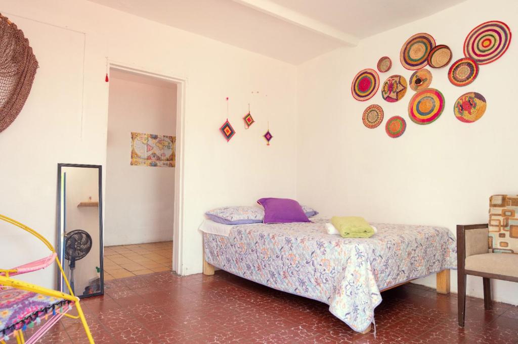 Postel nebo postele na pokoji v ubytování Hostal Casa Colores Adults Only
