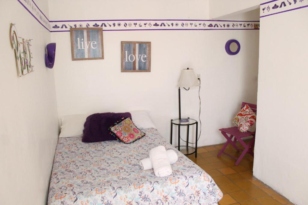 Postel nebo postele na pokoji v ubytování Hostal Casa Colores Adults Only