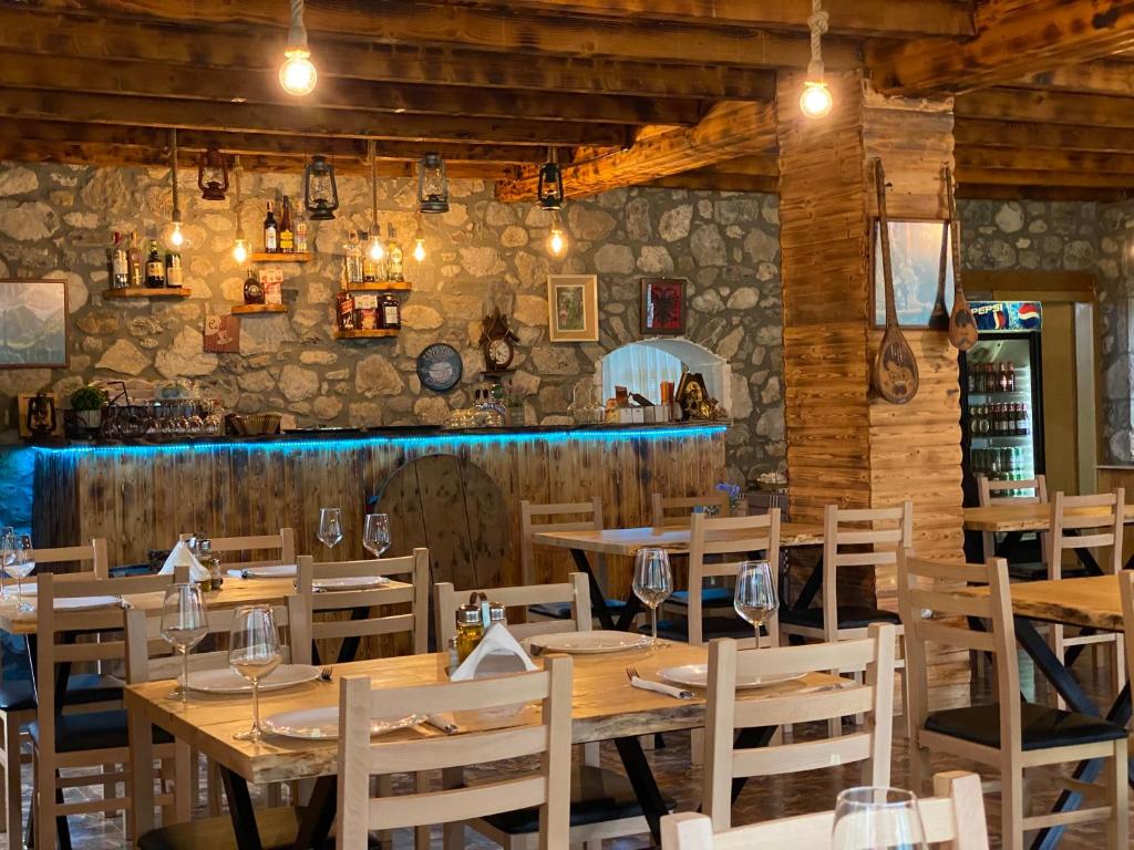 Un restaurante o sitio para comer en Alpinehouse