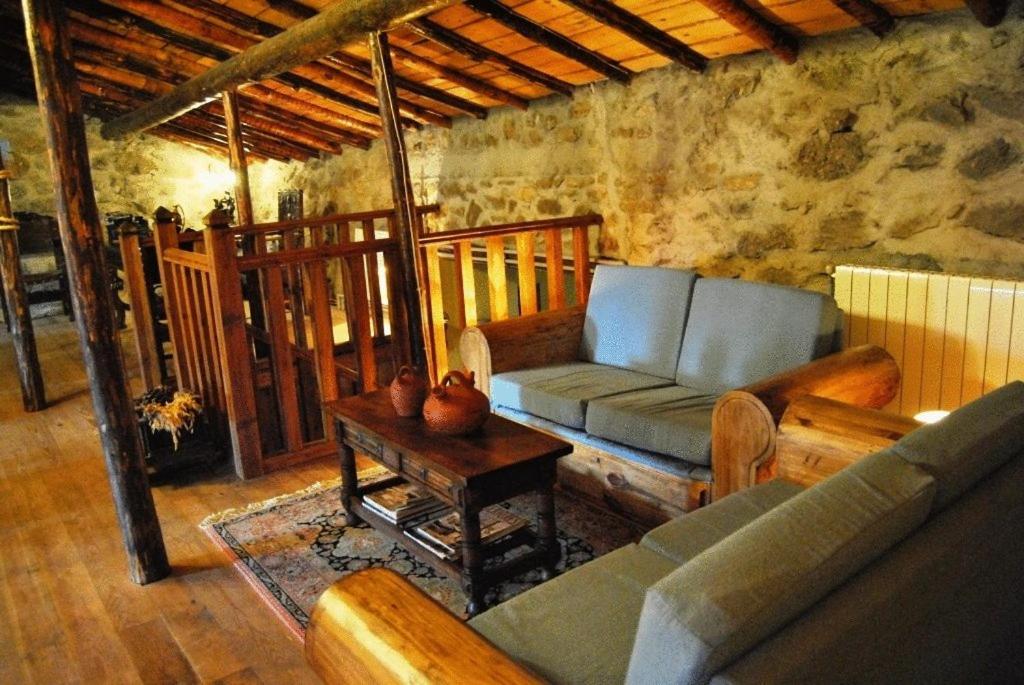 een woonkamer met een bank en een tafel bij La Trocha De Hoyorredondo in Hoyorredondo