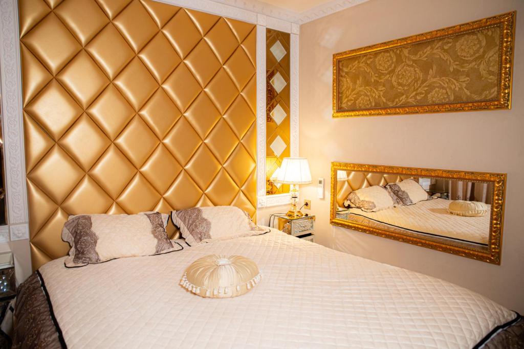 Giường trong phòng chung tại Le Petit Versailles
