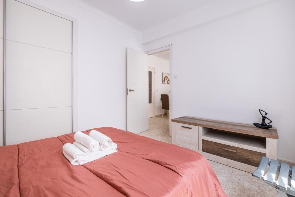 A bed or beds in a room at Apartamento Tugar D-1-3