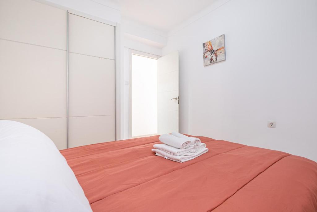 A bed or beds in a room at Apartamento Tugar D-1-3