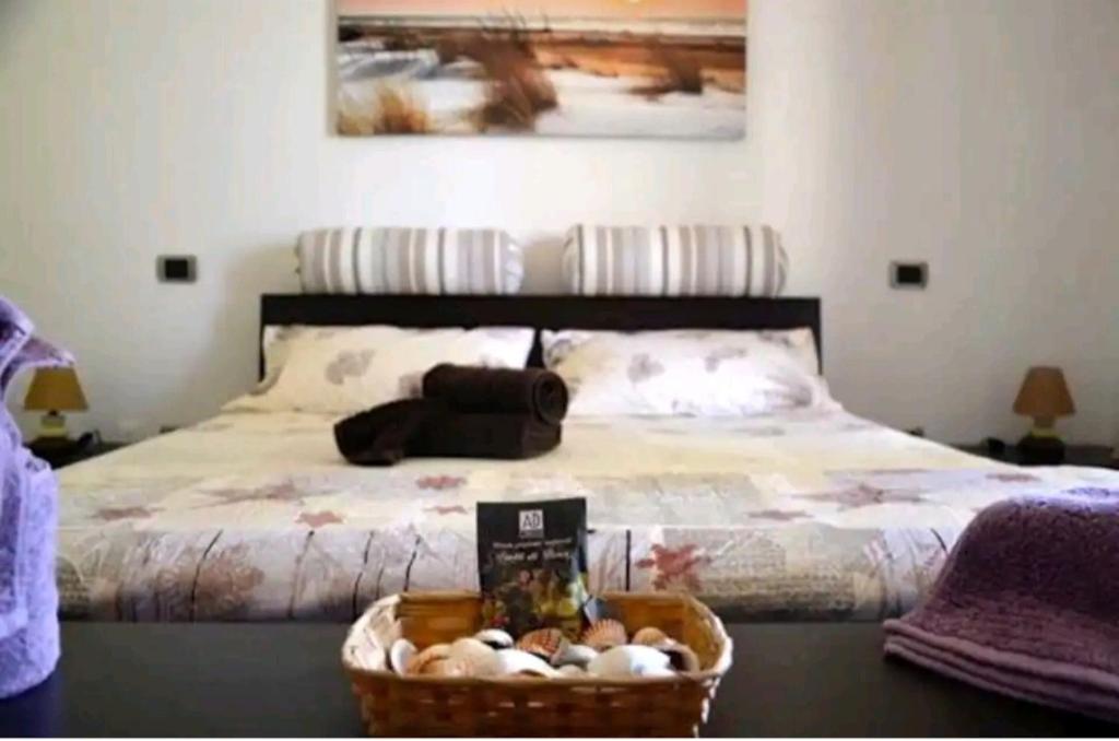 1 dormitorio con 1 cama con una cesta de huevos en Home NIKY LAKE, en Desenzano del Garda