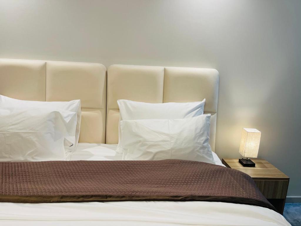 Postel nebo postele na pokoji v ubytování Paramount midtown residence luxury 3 bedroom with amazing sea view and close to burj khalifa and dubai mall