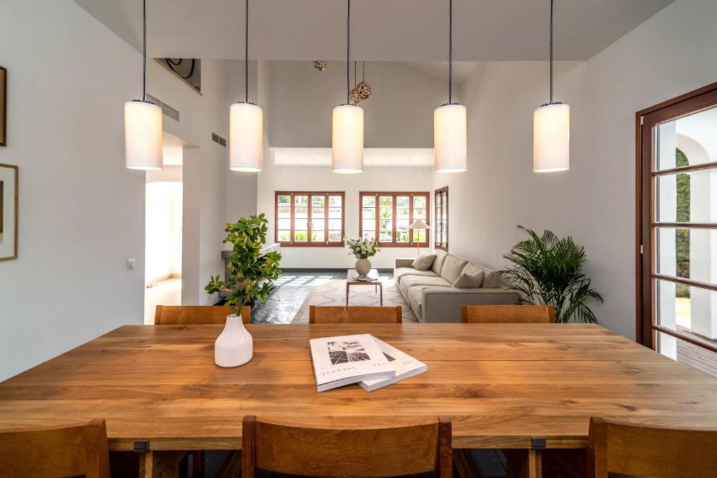 Posezení v ubytování Luxury 3 bed Villa with Heated Pool - Nueva Andalucía
