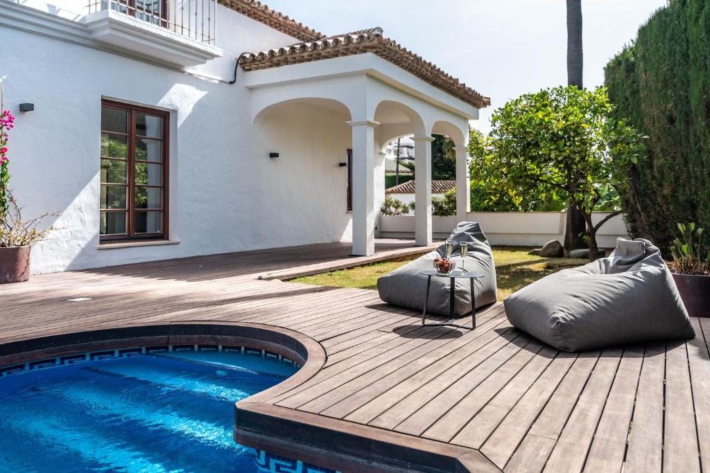 Bazén v ubytování Luxury 3 bed Villa with Heated Pool - Nueva Andalucía nebo v jeho okolí