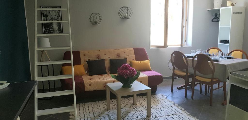 sala de estar con sofá y mesa en L'Hermitage en Saint-Nectaire