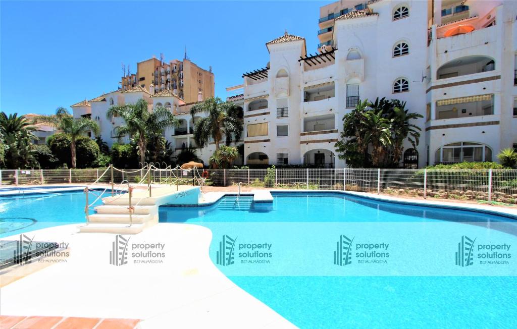 a large swimming pool in front of a building at Timón II Apartamentos - A solo 90 metros de la playa- Piscina - PARKING GRATIS in Benalmádena