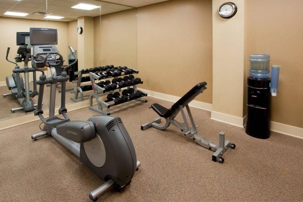 Fitness centrum a/nebo fitness zařízení v ubytování Holiday Inn Express Washington DC SW - Springfield by IHG
