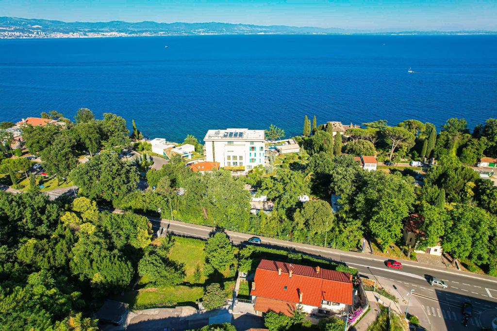 Luftblick auf eine Stadt und eine Straße neben dem Wasser in der Unterkunft Apartment Igor No.2 - Free parking - Ika, Opatija in Ika