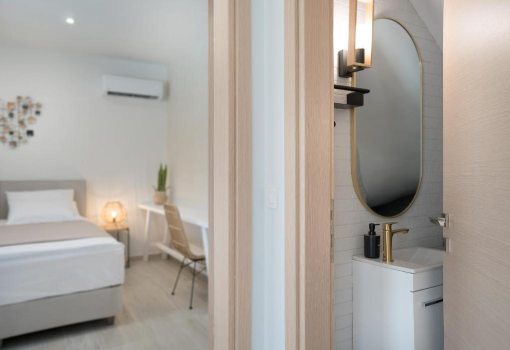 Postel nebo postele na pokoji v ubytování Ariadne Elegant Villa