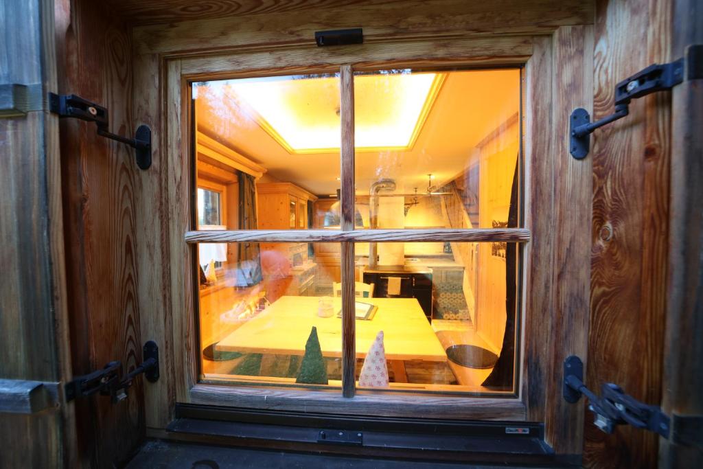 a view of a table through a window in a train at Schermerhütten in Tauplitzalm