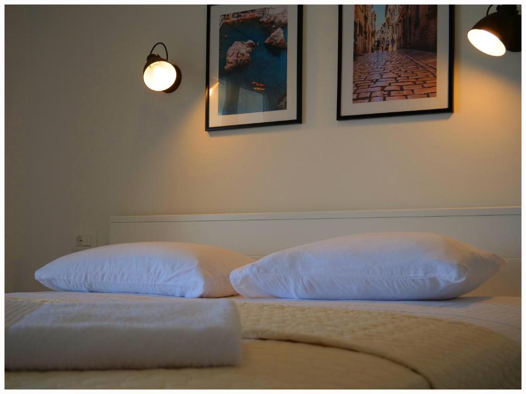 Postel nebo postele na pokoji v ubytování Apartmani Makelja