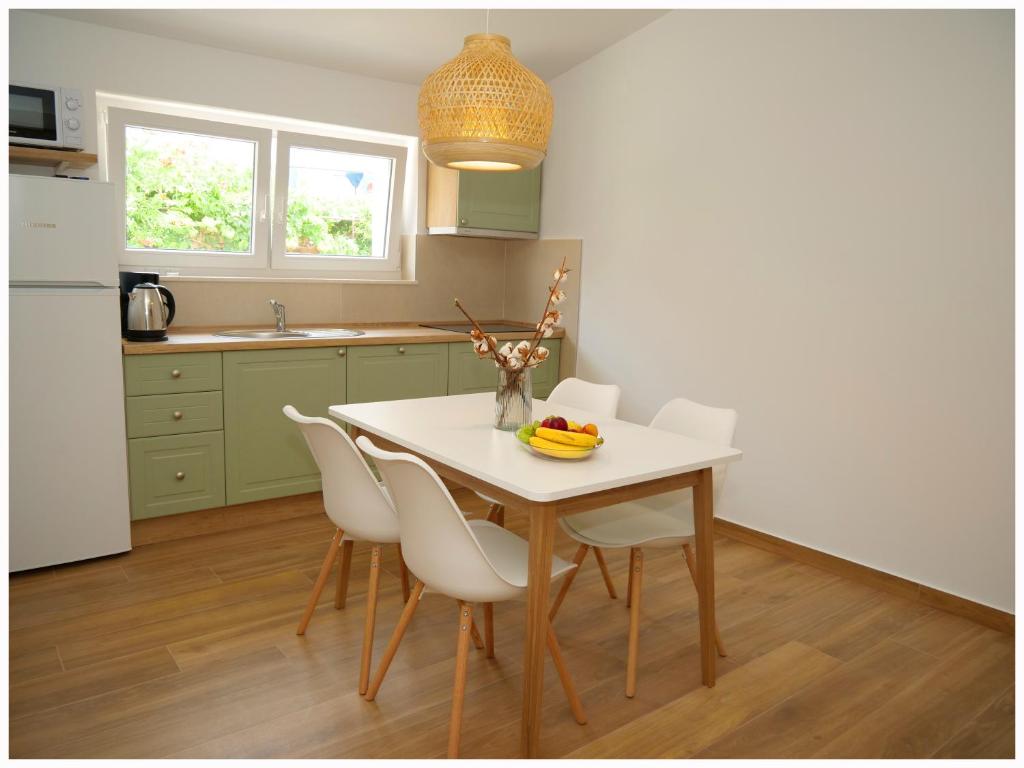 Kuchyň nebo kuchyňský kout v ubytování Apartmani Makelja