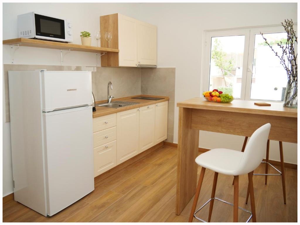 Kuchyň nebo kuchyňský kout v ubytování Apartmani Makelja