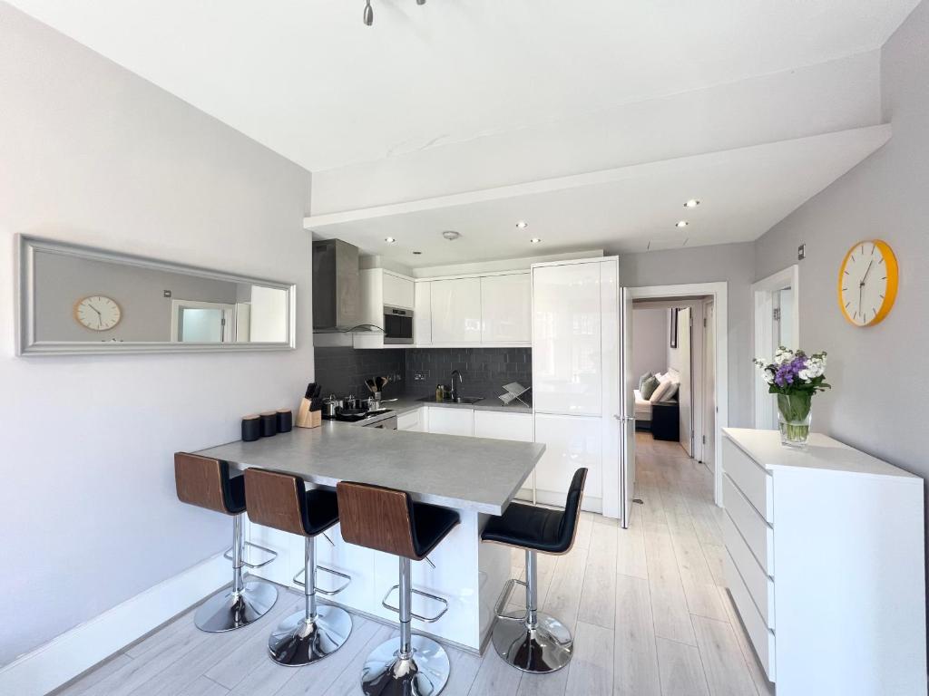 Kuchyň nebo kuchyňský kout v ubytování 2 Bedroom Apartment in South Hampstead