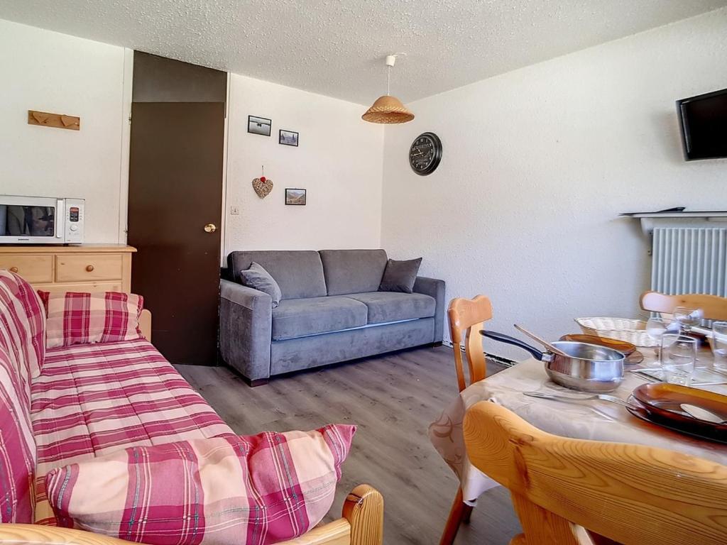 un salon avec une table et un canapé dans l'établissement Studio cosy au coeur de la station - Balcon sud/ouest - Accès direct aux pistes - FR-1-344-992, aux Menuires