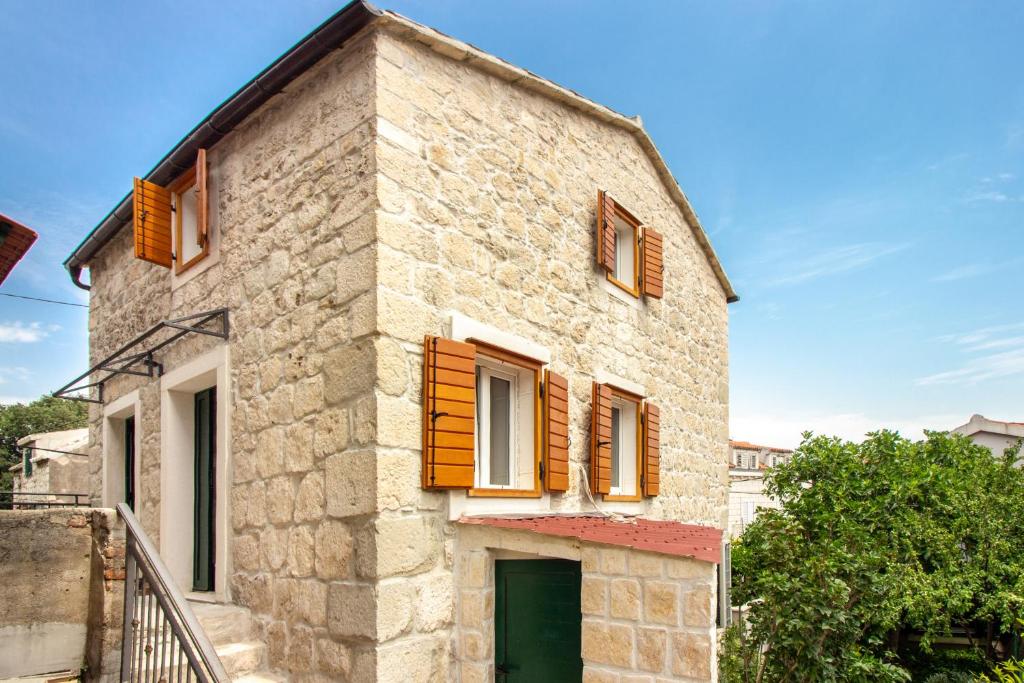 Maki Stone House - Parking on request !