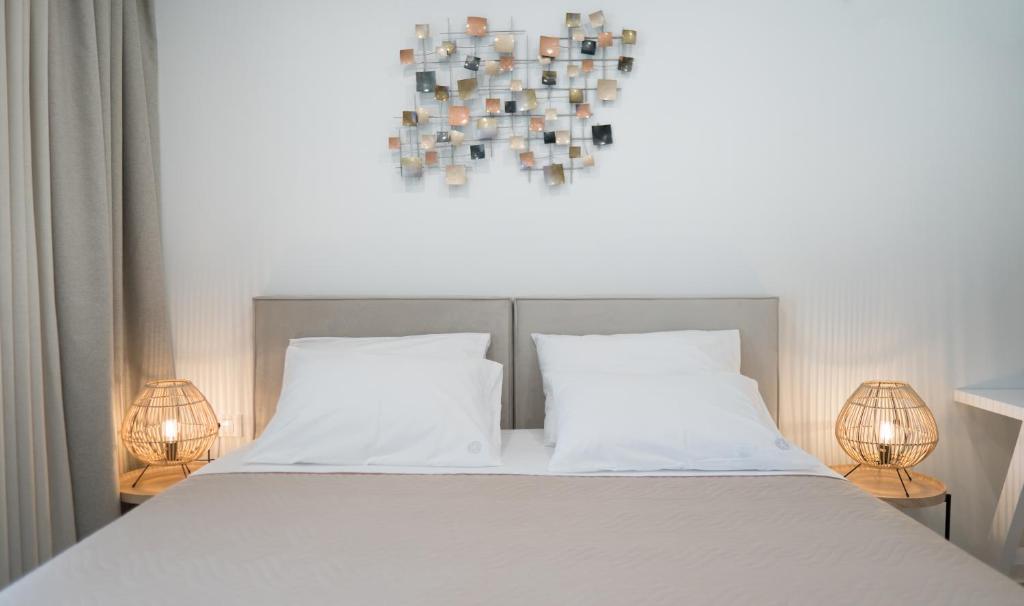 Postel nebo postele na pokoji v ubytování Ariadne Elegant Villa