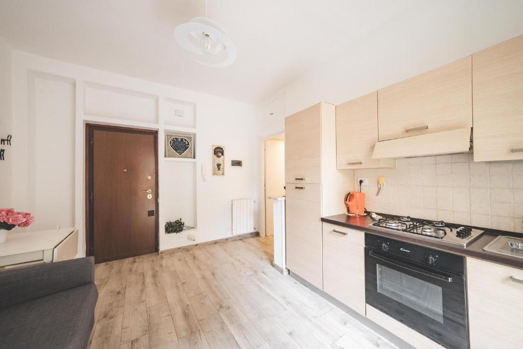 uma cozinha com armários brancos e um forno com placa de fogão em LA CASETTA AL VATICANO em Roma