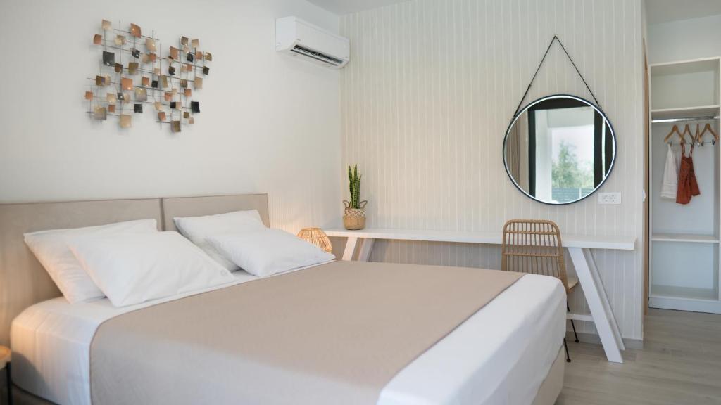 Postel nebo postele na pokoji v ubytování Ariadne Elegant Villa