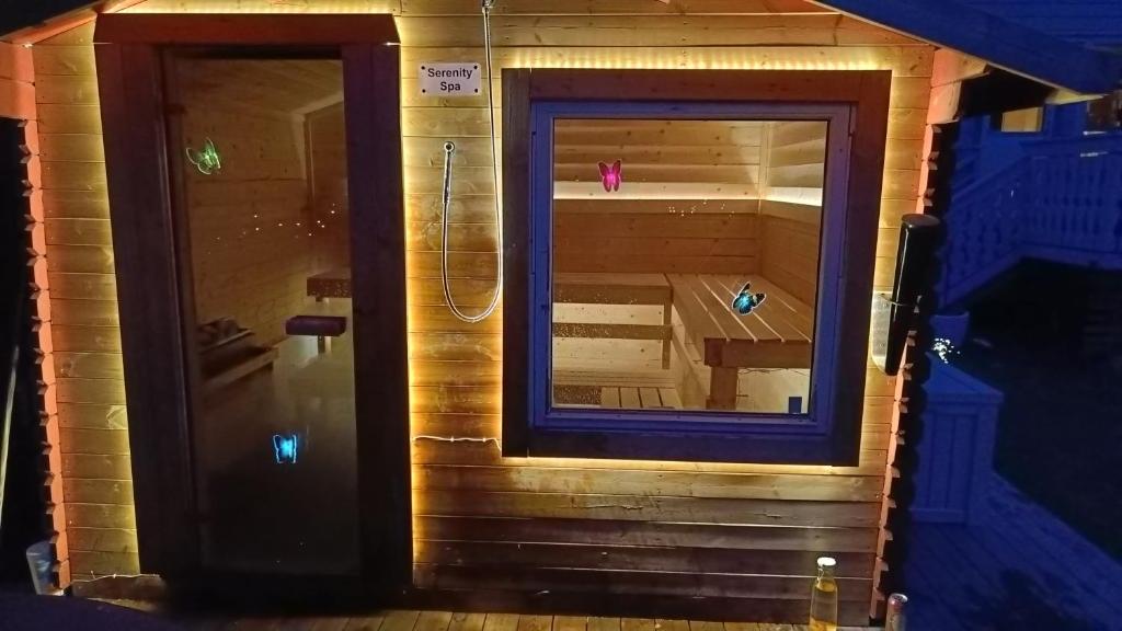 Blick auf eine Sauna in einem Gebäude mit Spiegel in der Unterkunft Bubbles Breakfast and Spa in Sandefjord