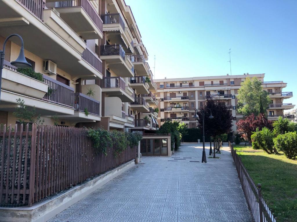 a sidewalk in front of a building with a fence at A la gauche! Facoltà Medicina Ospedali Riuniti Stadio Box disponibile a richiesta in Foggia
