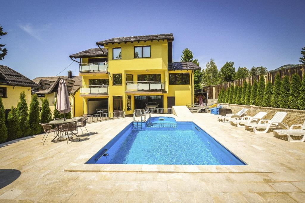 een huis met een zwembad voor een huis bij Villa Forest Sarajevo in Sarajevo