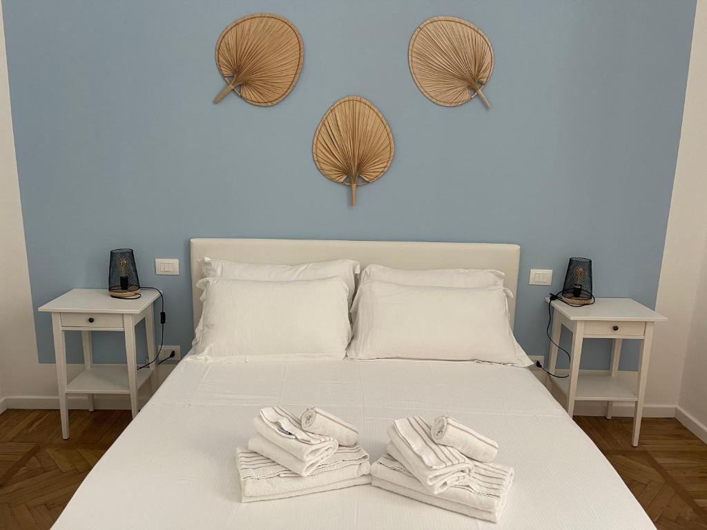A bed or beds in a room at AZZURRA Ridi Che Ti Passa